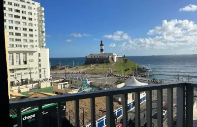 Charmoso apartamento em frente ao farol da barra. 4/4, sendo 1 suítes.