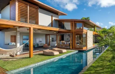 Descubra o requinte à beira-mar com esta deslumbrante casa na praia do forte, situada no prestigiado condomínio piscinas naturais.