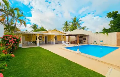 Venha viver o estilo de vida dos seus sonhos nesta deslumbrante casa térrea de 4 quartos, sendo 3 suítes, localizada na renomada praia de guarajuba.