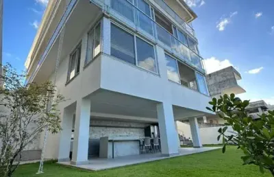 Apresentamos uma casa moderna e super luxuosa de altíssimo padrão no alphaville paralela 2.