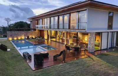 Apresentamos uma casa cinematográfica no exclusivo condomínio praia bella, em praia do forte.