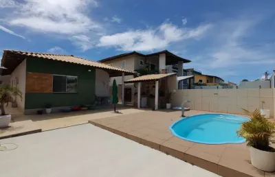 Casa com 3 dormitórios, sendo 1 suíte, piscina. apta para financiamento! localizada no condomínio arembepe aquaville