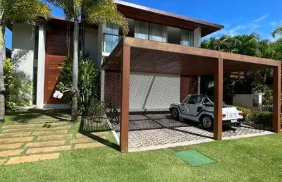 Casa luxuosa à venda em praia do forte no condomínio piscinas naturais.