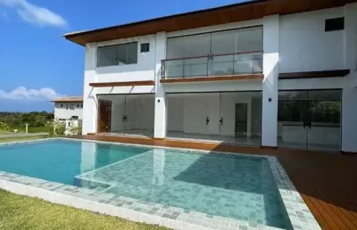 Este imóvel de alto padrão destaca-se pelo seu excelente padrão construtivo, combinando sofisticação e qualidade.