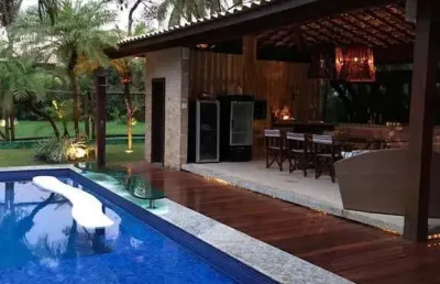 Apresentamos uma esplêndida casa à venda no exclusivo condomínio casas de praia do forte.
