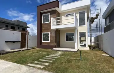 Linda casa com dois pavimentos, localizada no charmoso condomínio luar de arembepe.