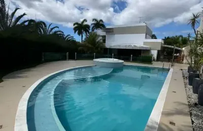 Belíssima casa disponível para locação no alphaville 2 salvador