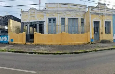 Casa com 8 quartos e 2 banheiros à venda no centro, com 558m²