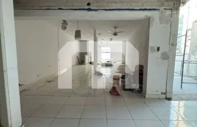Sala com 84 metros quadrados, com 2 banheiros, sobre loja