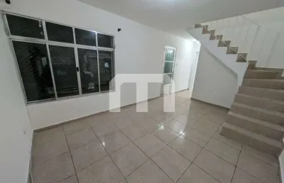 Aluga, sobrado de vila, 2 dormitórios, 2 banheiros, sala 2 ambientes, cozinha com gabinete,  quintal