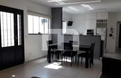 Casa térrea á venda 2 suítes, 4 vagas, cozinha com ilha e armários planejados, churrasqueira