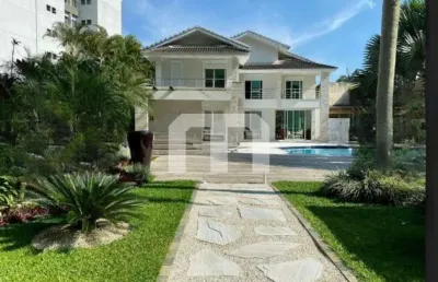 Luxuosa casa em condomínio com 5 quartos e 5 suítes em bertioga-sp - 679m², 3 salas, 9 banheiros e 5
