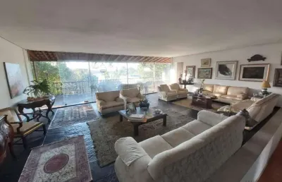 Casa com lote aproximado de 1000m² - 7 quartos, sendo 01 suíte com closet - 8 vagas - pampulha