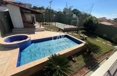 Casa em lote de 1.000m² disponível para locação com 4 quartos, 5 banheiros, 3 suítes, 4 vagas de garagem, piscina e quadra poliesportiva no bairro ban