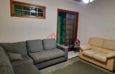 Casa debaixo: 2 dormitórios, sala, cozinha, lavanderia. banheiro  casa de cima: cozinha, sala de jantar, sala de tv, sala de descanso, 1 suíte, 2 dormitórios, sacada de frente e fundo e 2 banheiros. p