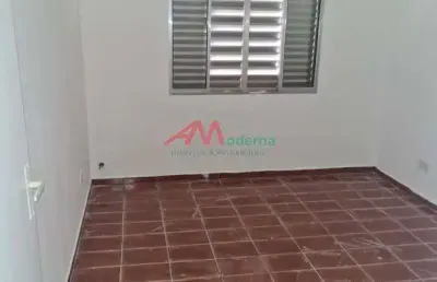Sobrado residencial geminado, com estrutura de laje e revestimento em piso frio, oferece um ambiente aconchegante e prático para seus moradores. composto por 02 dormitórios confortáveis e 02 banheiros