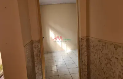 Casa térrea antiga com jardim na entrada, em rudge ramos