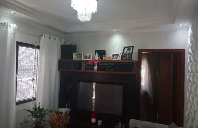 Maravilhosa casa térrea no bairro pauliceia. possui 2 dormitórios, sala, cozinha com armários planejados, 1 banheiro, lavabo, área de serviço ampla, espaço goumert com pia e churrasqueira, garagem par