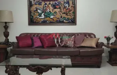 Imóvel com 3 quartos, copa, cozinha, sala, 2 banheiros, lavanderia e garagem para 4 carros. possui uma área externa nos fundos com mais 3 quartos (2 suítes), quintal com área livre e área coberta. pos