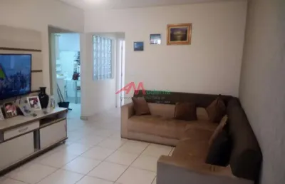 Magnífica casa térrea com uma enorme edícula assobradada em rua tranquila no bairro pauliceia em são bernardo do campo. na casa principal, são 2 amplos dormitórios com piso laminado, sala em piso cerâ