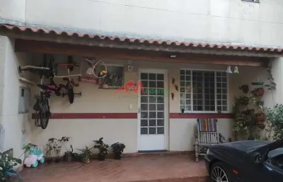 Casa em condomínio, 2 dormitórios, 1 dormitório possui ar condicionado, planejado, 1 cozinha planejada, 2 vagas de frente, 1 banheiro, 1 sotão que pode virar o 3º dormitório. quintal com churrasqueira