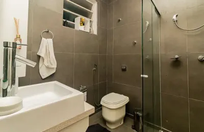 Apartamento com 2 quartos à venda na rua eudoro berlink, 366, mont serrat, porto alegre por r$ 329.900