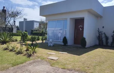 Casa em condomínio fechado com 3 quartos à venda na avenida diamante, 1173, centro, xangri-lá, 171 m2 por r$ 1.755.320