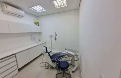 Clinica para locação, com recepção, cozinha, área de serviço 2 banheiros
