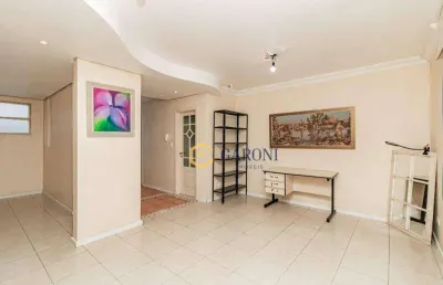 Apartamento de 77m² com sala de estar e jantar, 2 dormitórios, 1 banheiro, cozinha, despensa e 1 vaga de garagem.
