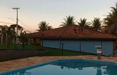 Chácara espaçosa com 350m² de construção e 5000m² de terreno em boituva