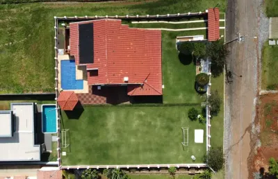 Casa térrea com piscina e espaço gourmet no ninho verde ii eco residence
