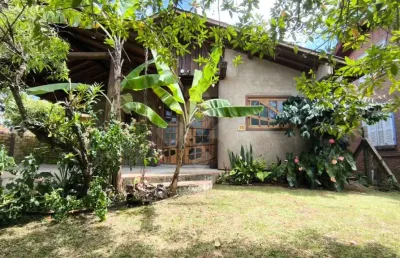 Casa em condomínio fechado com 2 quartos à venda na pmg, 25, grama, garopaba por r$ 649.000