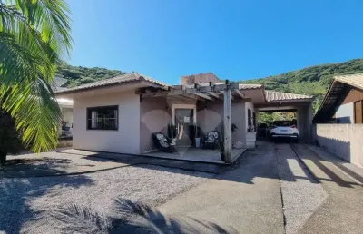 Casa em condomínio fechado com 3 quartos à venda na geral da ressacada, 1000, ressacada, garopaba por r$ 689.000