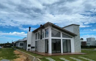 Casa em condomínio fechado com 3 quartos à venda na geral do ouvidor, 04, grama, garopaba por r$ 1.590.000
