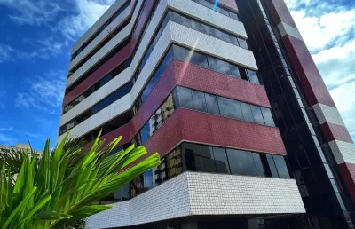 Este lindo apartamento está na melhor localização de candelária, extremamente espaçoso, conservado e super bem distribuído.  fica entre o natal shopping e o arena das dunas. perto de hospitais, superm