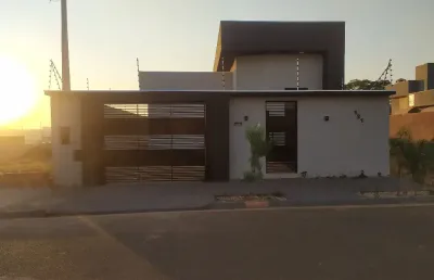 Linda casa residencial, novíssima, no bairro set sul ii, localizado na parte alta da zona sul, um bairro com cara de condomínio fechado, com diversos atrativos de lazer.