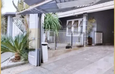 Linda casa a venda com 05 dormitórios, 04 banheiros e 04 vagas em atibaia - sp