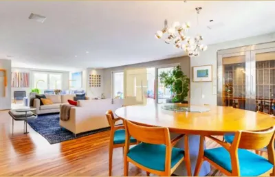 Luxuoso apartamento de 278m² com 3 suítes, varanda ampla e 3 vagas.
