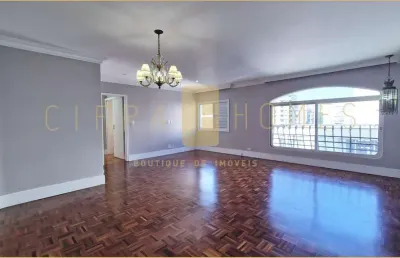 Excelente apartamento iluminado em andar alto com suíte, cozinha planejada e área de serviço