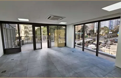 Conjunto comercial moderno com terraço amplo, forro acústico e 1 vaga em localização nobre