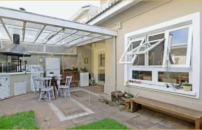 Casa 3 dorms, suíte com closet, jardim, área gourmet e 3 vagas em localização nobre.
