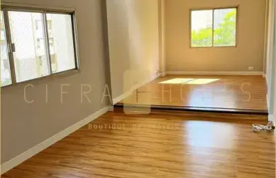 Amplo apartamento com 4 dormitórios, suíte, sala iluminada e 2 vagas em ótima localização.