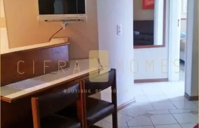 Studio mobiliado com sacada, tv a cabo e internet em condomínio com lazer completo