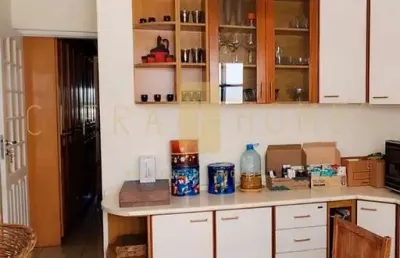 Sobrado à venda com 3 suítes, quintal, churrasqueira e 2 vagas em localização privilegiada.