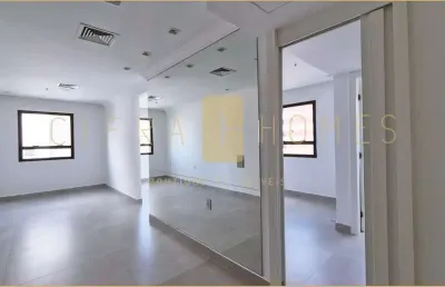 Sala comercial reformada, 2 banheiros, ar condicionado e 5 salas, para locação