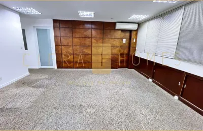 Conjunto comercial para locação com 180m², 4 banheiros e 4 vagas em excelente localização.