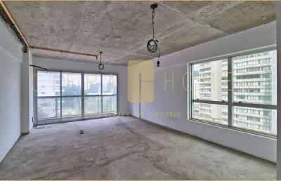 Sala comercial com 37 m² à venda, com sacada, vista livre, banheiro e excelente iluminação natural