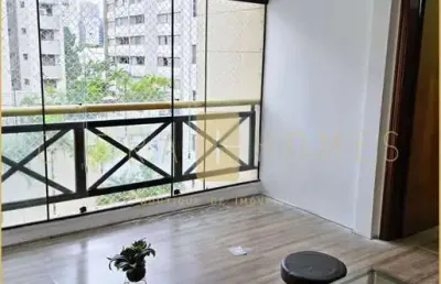 Apartamento com 3 suítes, varanda, 2 vagas e lazer completo em rua tranquila de moema
