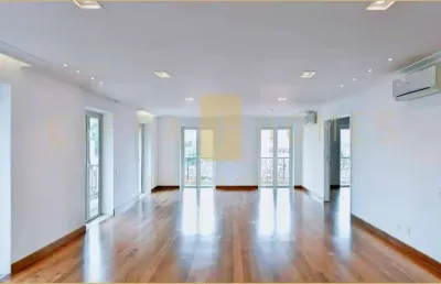 Exclusivo apartamento, disponível para venda e locação, com 4 suítes, terraço e 6 vagas de garagem.
