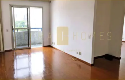 Apartamento à venda com excelente iluminação natural, em andar alto. 2 quartos, 1 suíte e 2 vagas e